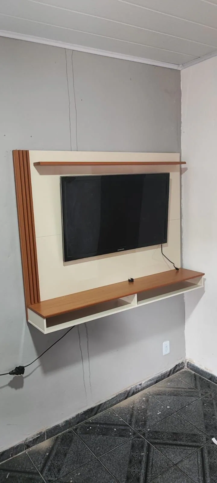 Painel até 55″ Davos Off White/Cedro – EDN MÓVEIS