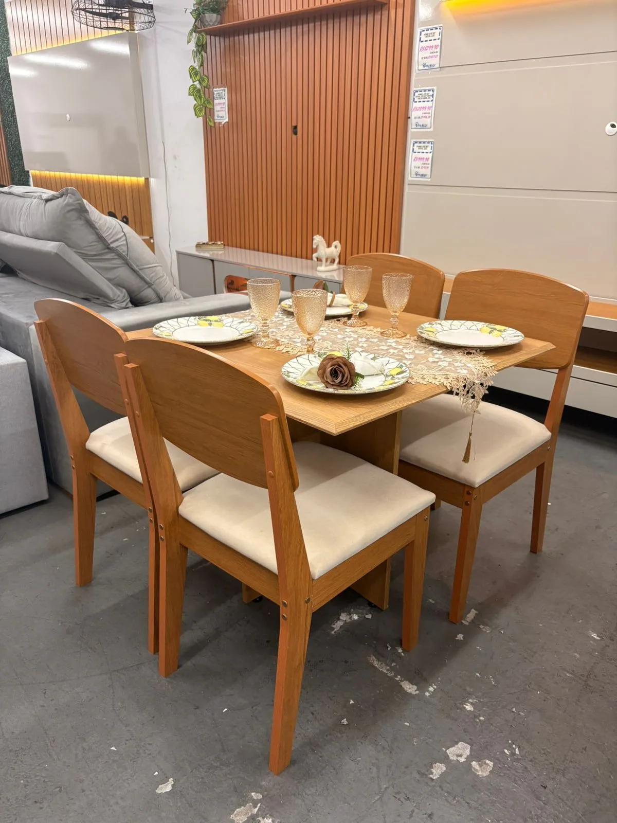 Mesa Pérola 120 Imbuia Mel (Tampo Viena s/vidro) com 4 Cadeiras Havana Veludo Creme – CARVALHO DECOR + RUFATO