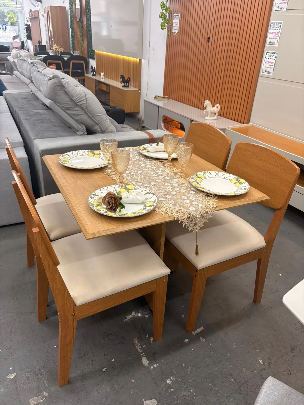 Mesa Pérola 90 Imbuia Mel (Tampo Viena s/vidro) com 4 Cadeiras Havana Veludo Creme – CARVALHO DECOR + RUFATO
