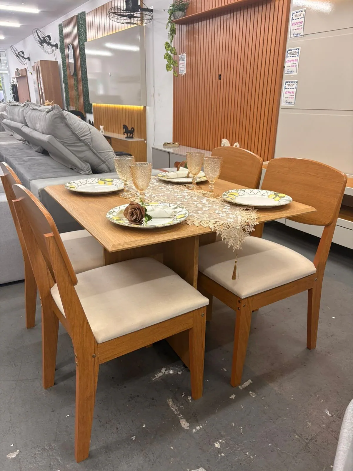 Mesa Pérola 90 Imbuia Mel (Tampo Viena s/vidro) com 4 Cadeiras Havana Veludo Creme – CARVALHO DECOR + RUFATO