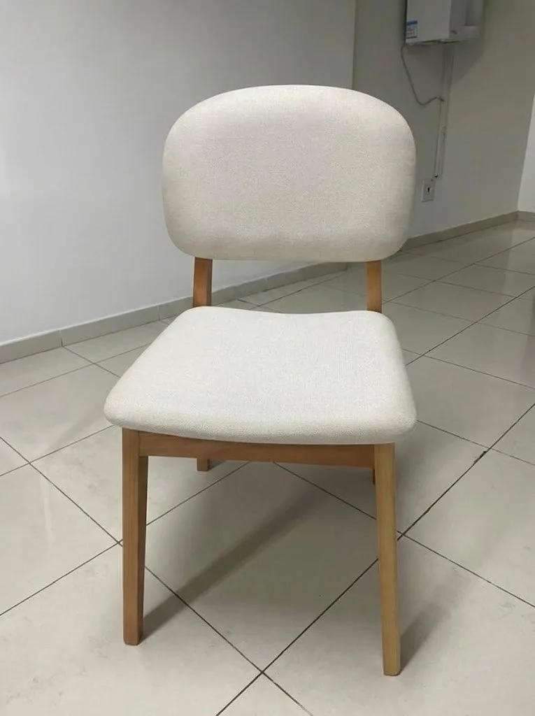 Mesa Berlim 100 Cinamomo/Off White com 4 Cadeiras Gaya Linho Bege 01 – CEL MÓVEIS + J SILVA MÓVEIS