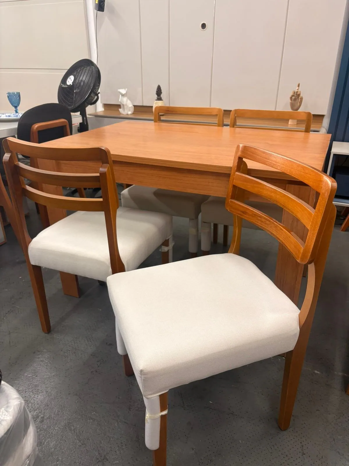 Mesa Athenas 120 Amêndoa Clean com 4 Cadeiras Turquia Mel/Linho Palha 311A – LOPAS + HR MOVELARIA