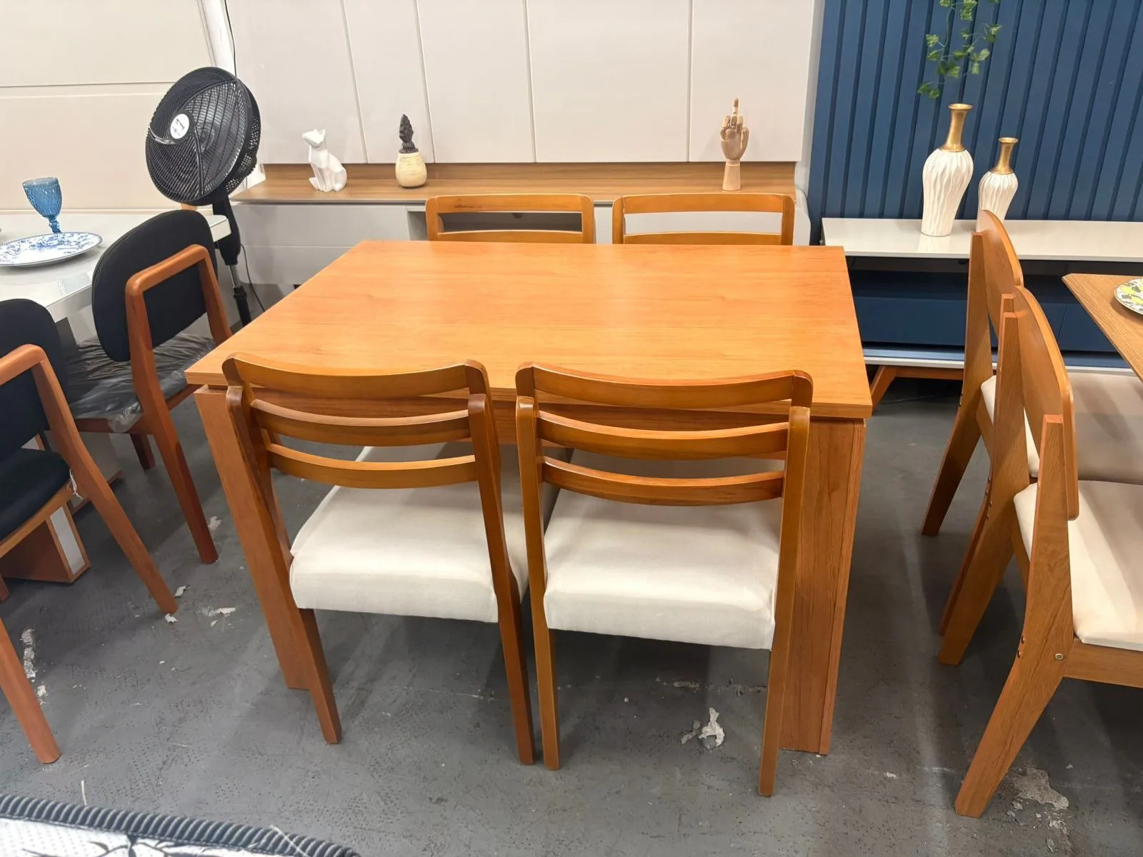 Mesa Athenas 120 Amêndoa Clean com 4 Cadeiras Turquia Mel/Linho Palha 311A – LOPAS + HR MOVELARIA