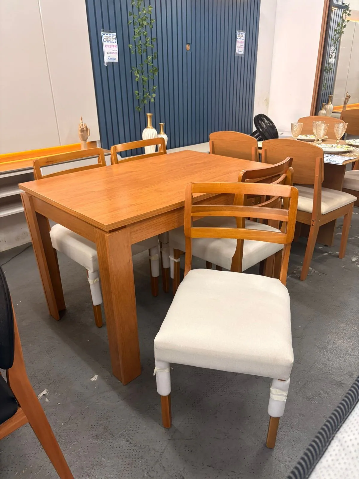 Mesa Athenas 120 Amêndoa Clean com 4 Cadeiras Turquia Mel/Linho Palha 311A – LOPAS + HR MOVELARIA