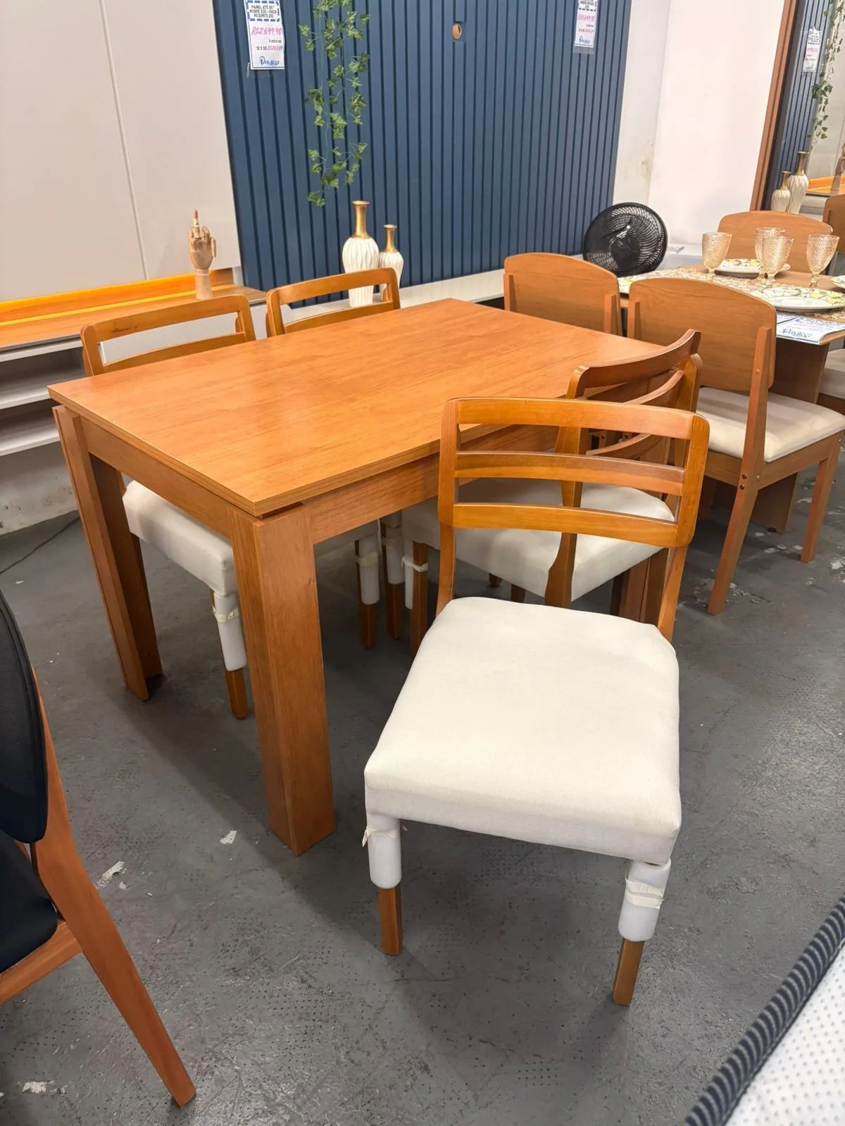 Mesa Athenas 120 Amêndoa Clean com 4 Cadeiras Turquia Mel/Linho Palha 311A – LOPAS + HR MOVELARIA