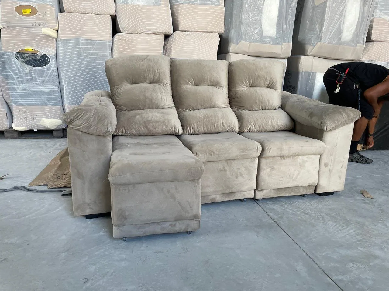 Sofá Retrátil e Reclinável Dinamarca 2,10 m Veludo Bege – FLASH ESTOFADOS