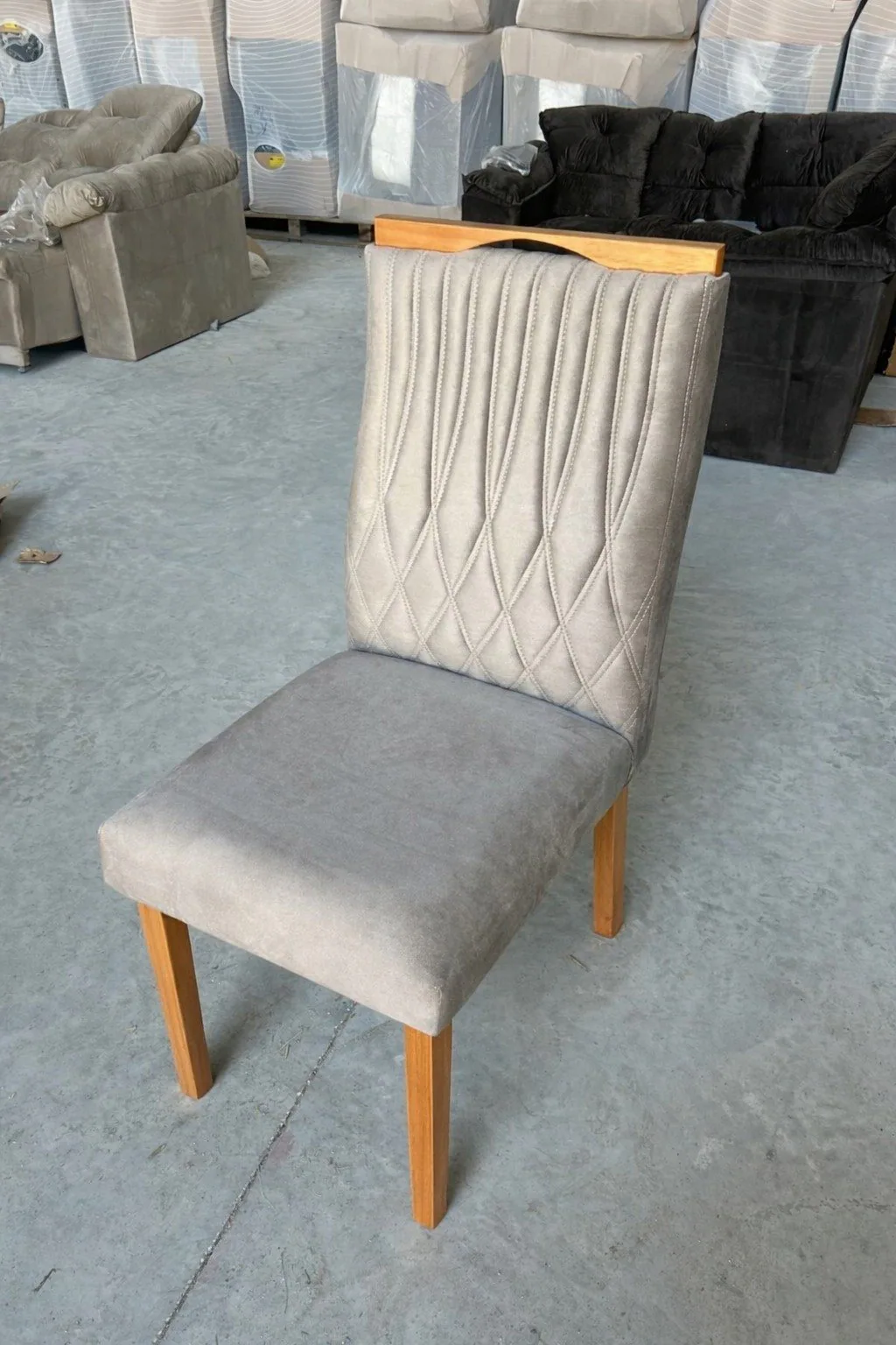Mesa Sintonia (Tampo Maxi) 120 Amêndoa Clean/Off White com 4 Cadeiras Gênova Veludo Bege Capuccino – LOPAS + ART ASSENTO