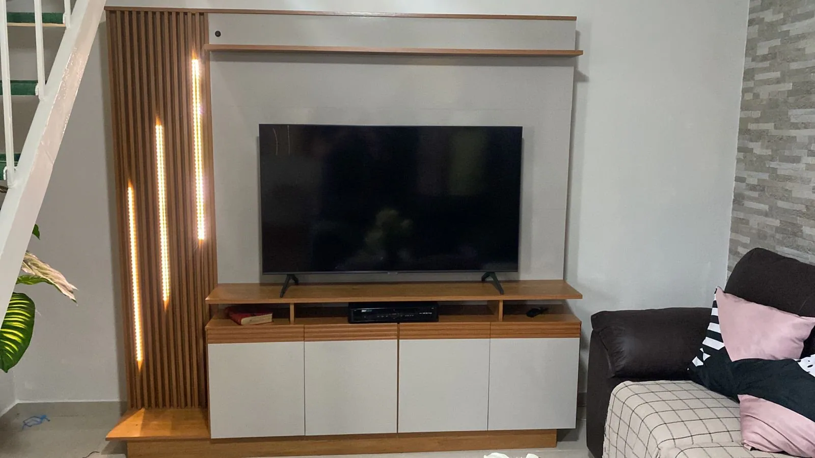 Home até 65″ Absoluto Cinamomo/Off White – JCM MOVELARIA