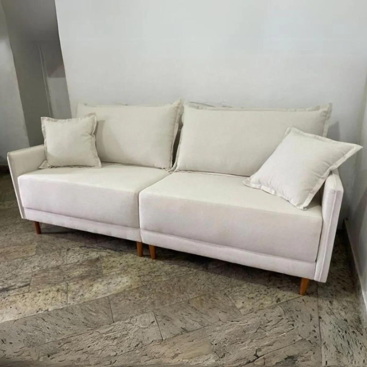 Sofá Living Liverpool 2,10 m Linho Bege – CAPRI ESTOFADOS