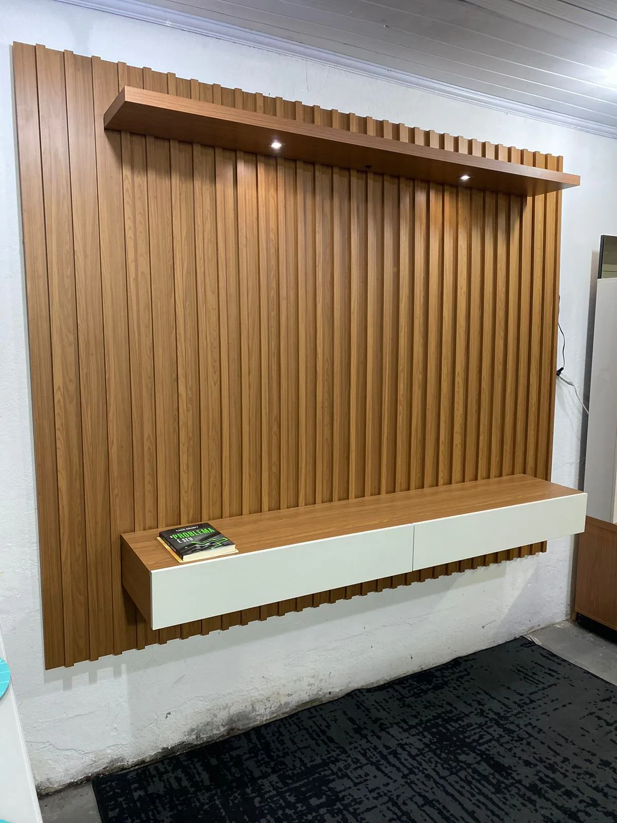 Painel Suspenso até 65″ TB182L Off White/Freijó – DALLA COSTA