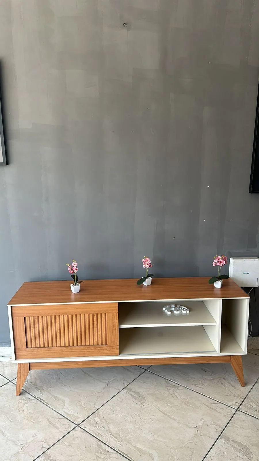 Rack até 55″ Aruba Off White/Cedro – EDN MÓVEIS
