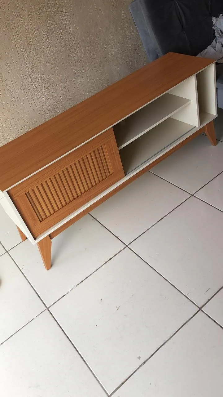 Rack até 55″ Aruba Off White/Cedro – EDN MÓVEIS