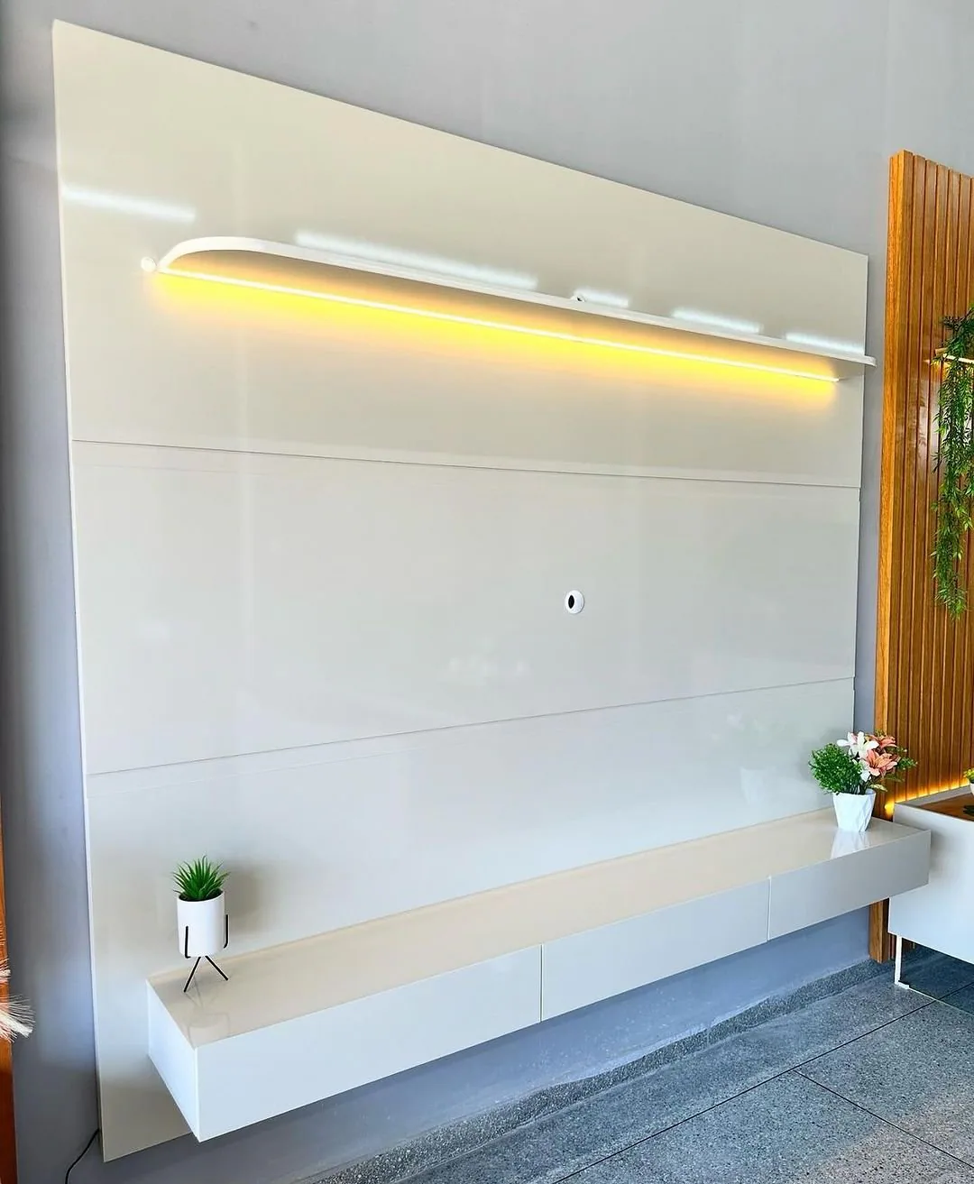 Home até 85″ Royal 220 Off White – GELIUS