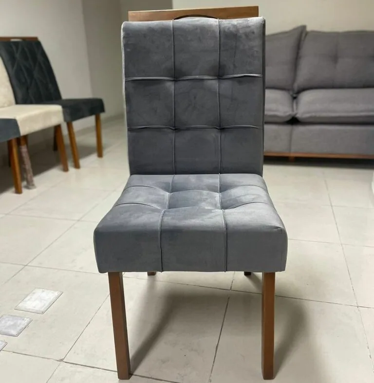 Mesa Pedro 90 Mel/Off White com 4 Cadeiras Sophia Veludo Cinza Grafite – ART ASSENTOS + WM DECOR