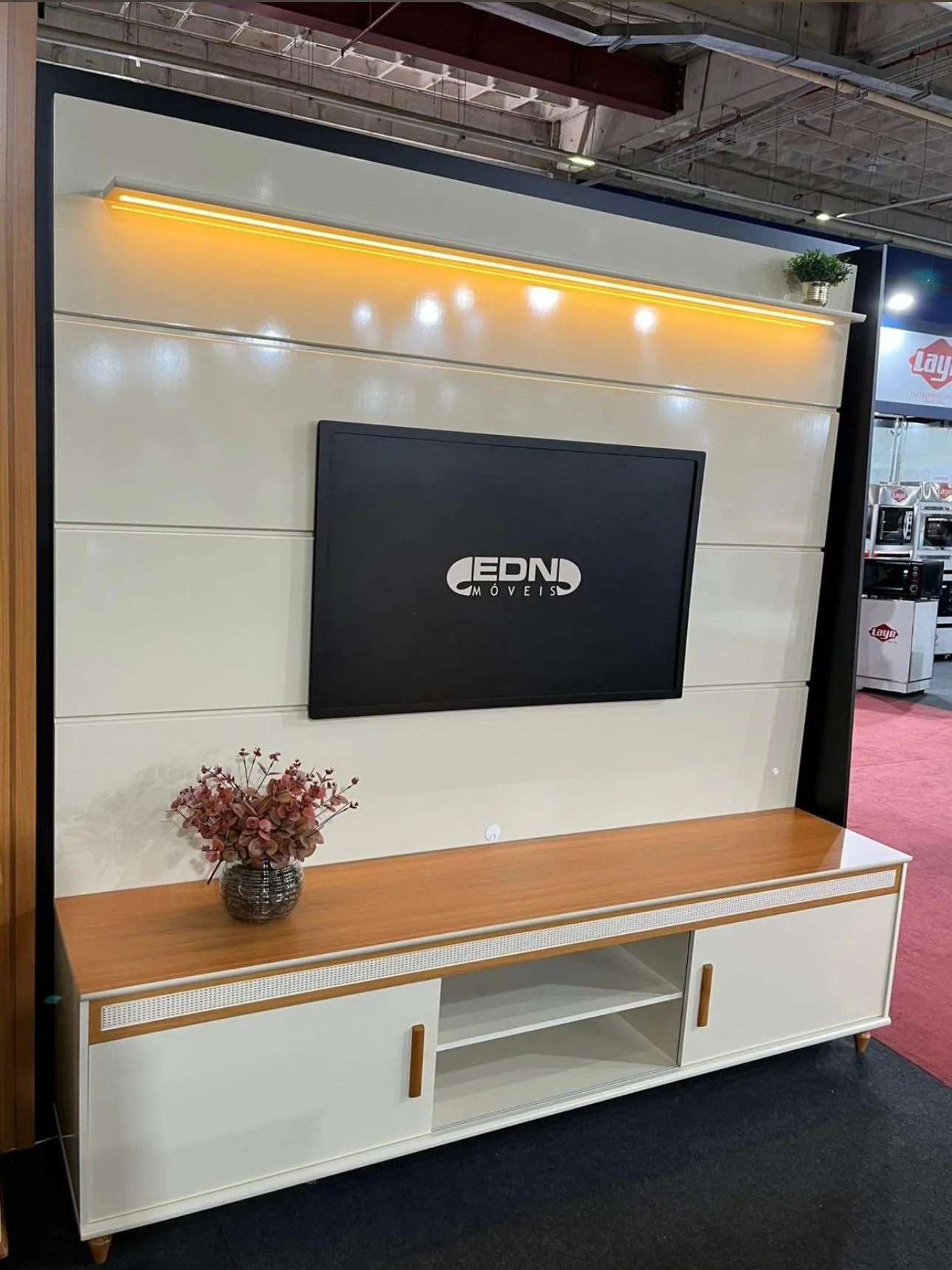 Painel até 75″ Bliss + Rack Comodoro 1.8 Off White/Cedro – EDN MÓVEIS