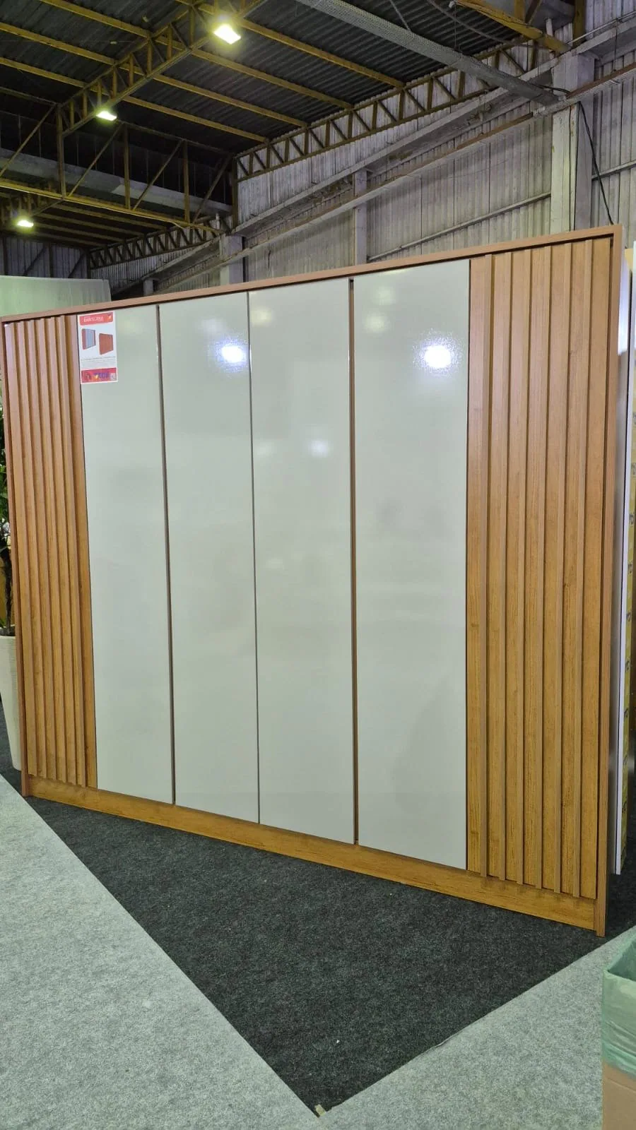 Guarda-Roupa 6 Portas Barcelona/Montserrat Ripado 2,75 m Cinamomo/Off White – TCIL