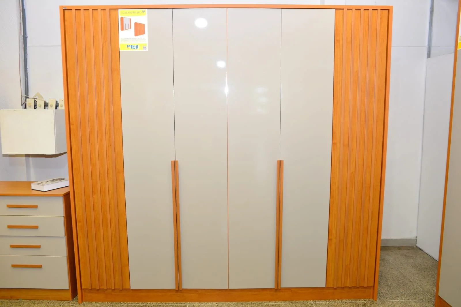 Guarda-Roupa 6 Portas Guarani/Chade Ripado 2,44m Cinamomo/Off White – TCIL