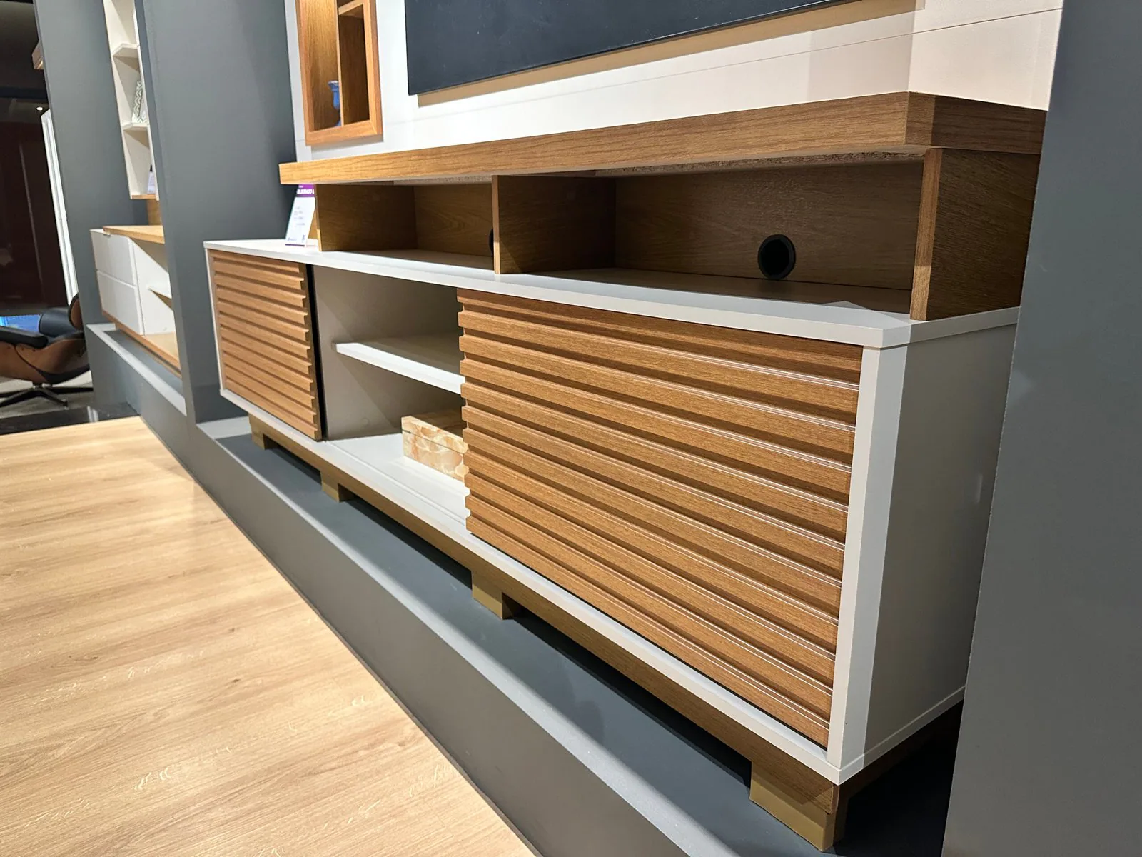 Home até 60″ Eldorado 2.0 Nature/Off White – LINEA BRASIL