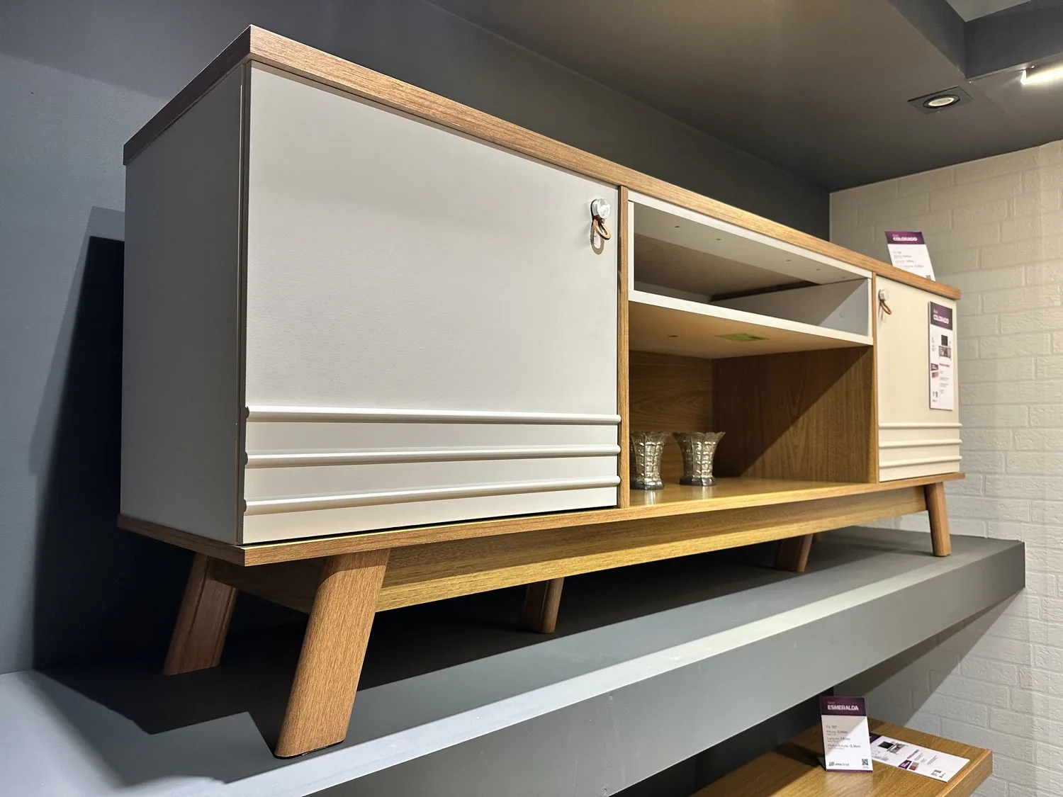 Rack até 75″ Colorado Nature/Off White – LINEA BRASIL