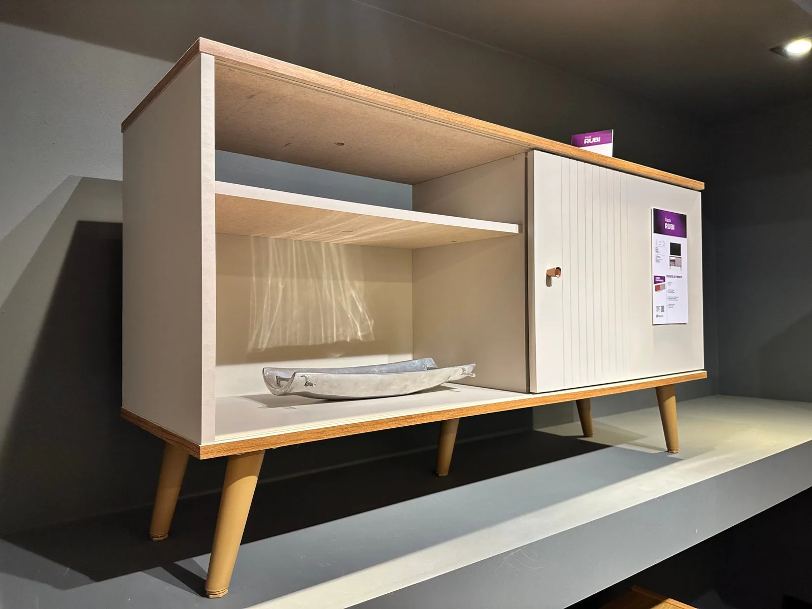 Rack até 50″ Rubi Nature/Off White – LINEA BRASIL