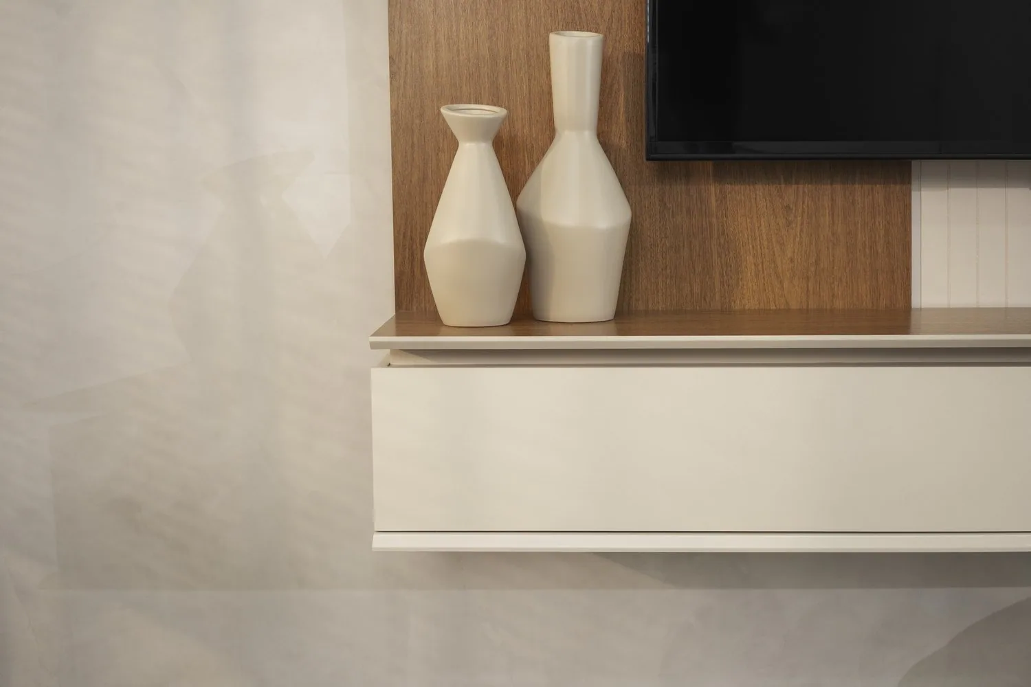 Painel Home até 65″ Friburgo Nature/Off White – LINEA BRASIL