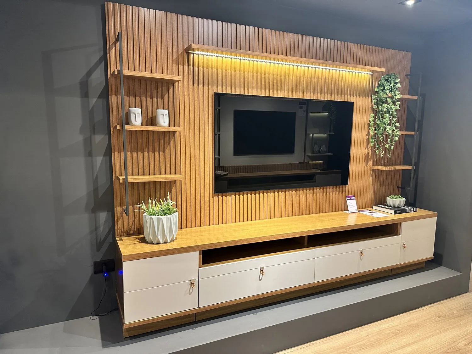 Painel + Rack + Dois Módulos Laterais Ouro Preto Nature/Off White – LINEA BRASIL