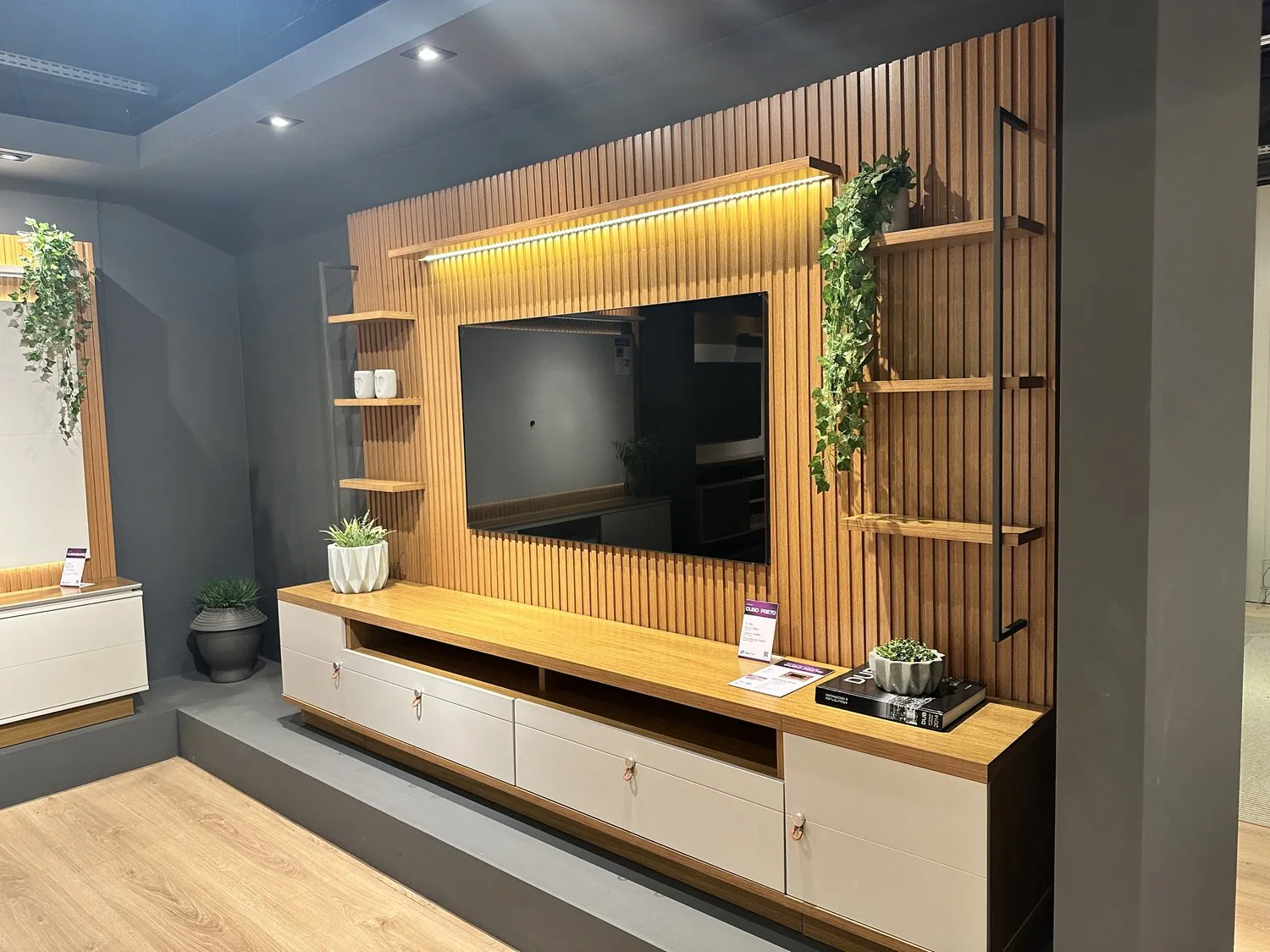 Painel + Rack + Dois Módulos Laterais Ouro Preto Nature/Off White – LINEA BRASIL