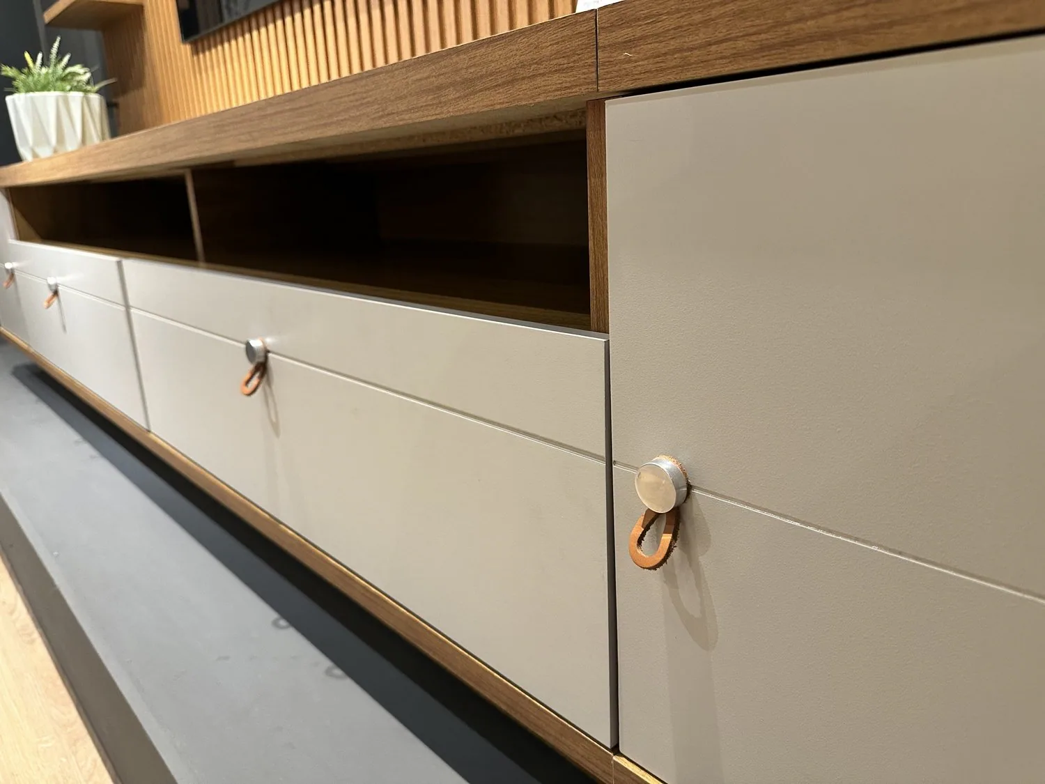 Painel + Rack + Dois Módulos Laterais Ouro Preto Nature/Off White – LINEA BRASIL