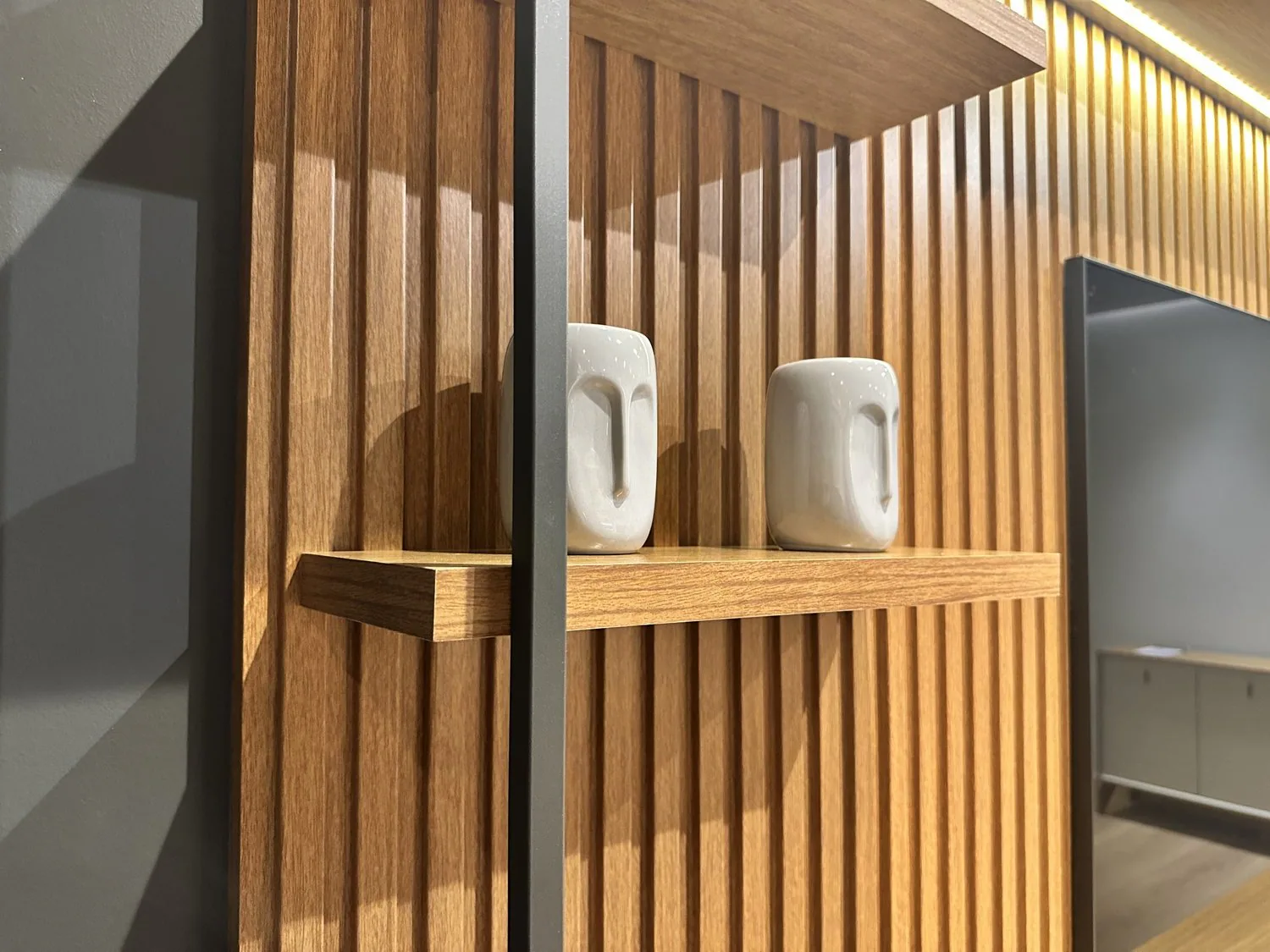 Painel + Rack + Dois Módulos Laterais Ouro Preto Nature/Off White – LINEA BRASIL