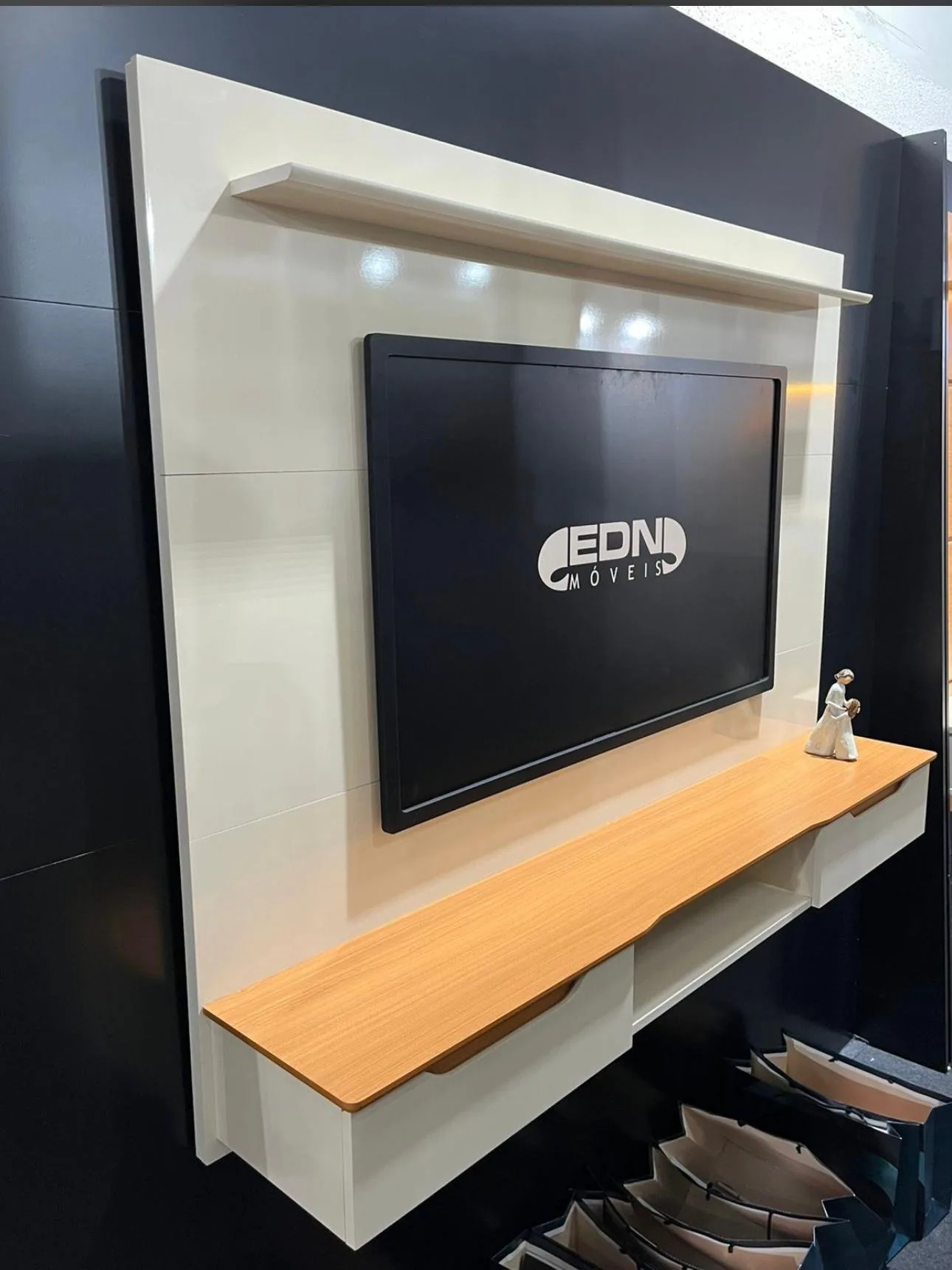 Painel até 65″ Studio Off White/Cedro – EDN MÓVEIS