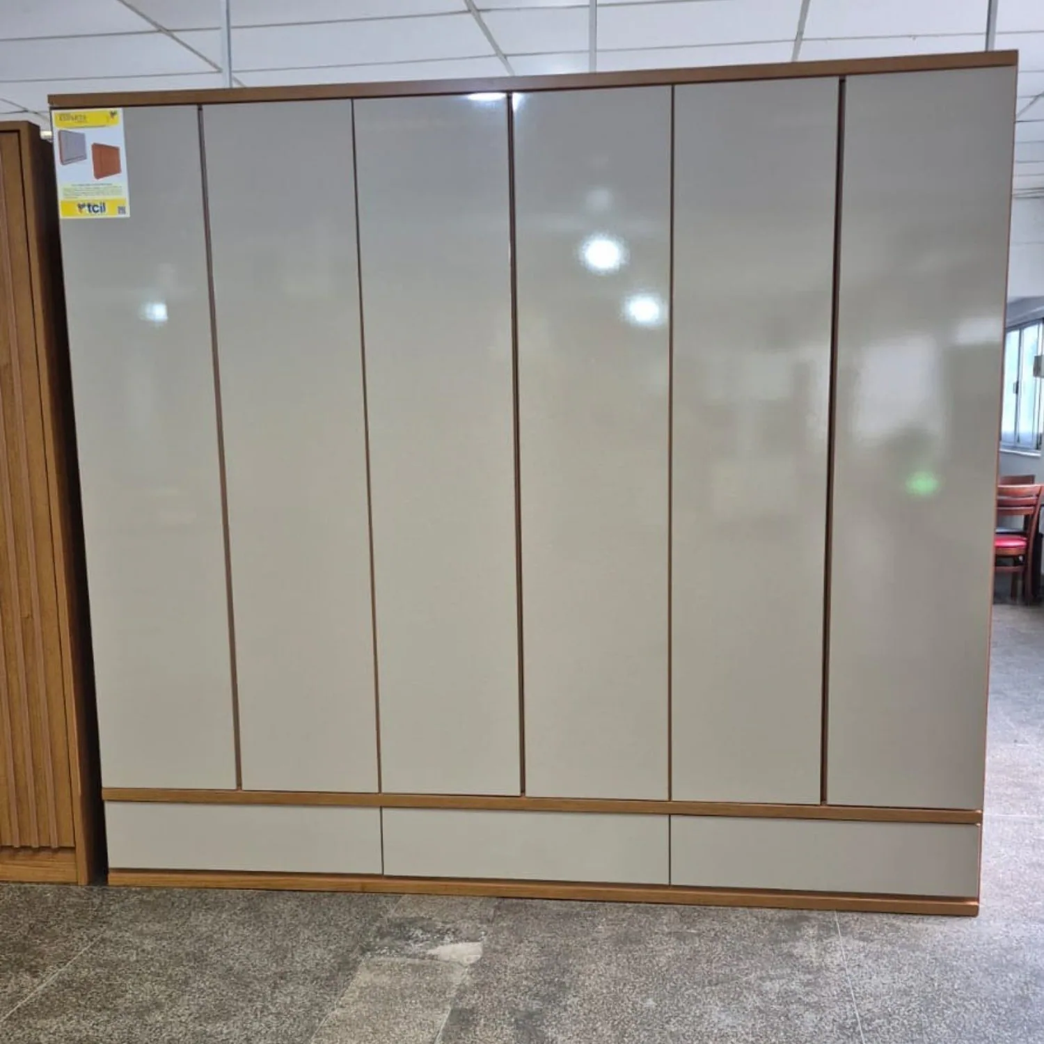Guarda-Roupa 6 Portas Esparta/Lacônia 2,70 m Cinamomo/Off White – TCIL