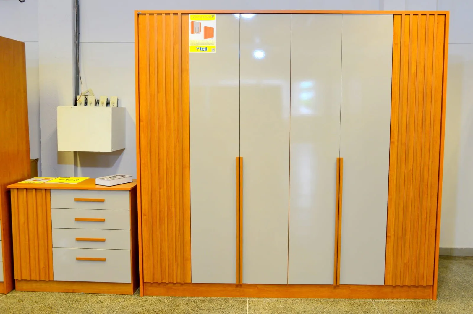 Guarda-Roupa 6 Portas + Cômoda Guarani/Chade Ripado Cinamomo/Off White – TCIL