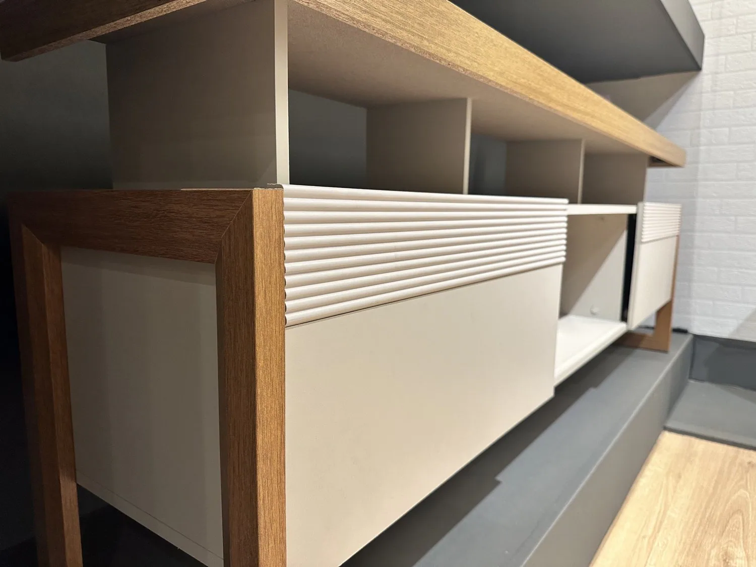 Rack até 70″ Esmeralda Nature/Off White – LINEA BRASIL