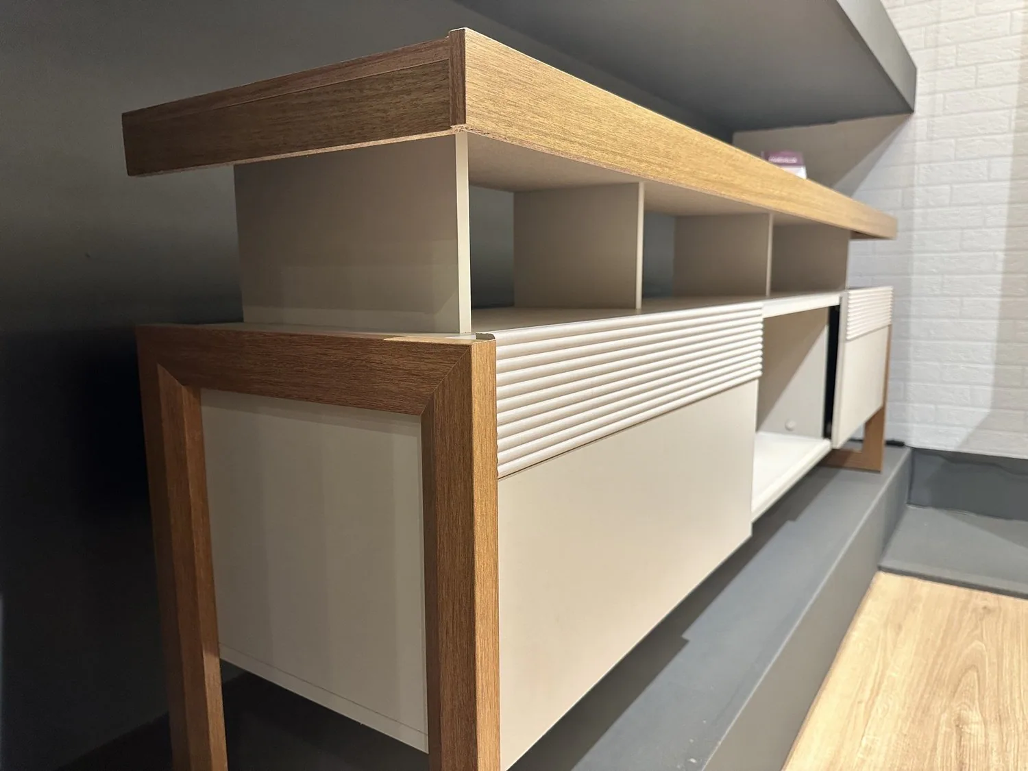 Rack até 70″ Esmeralda Nature/Off White – LINEA BRASIL