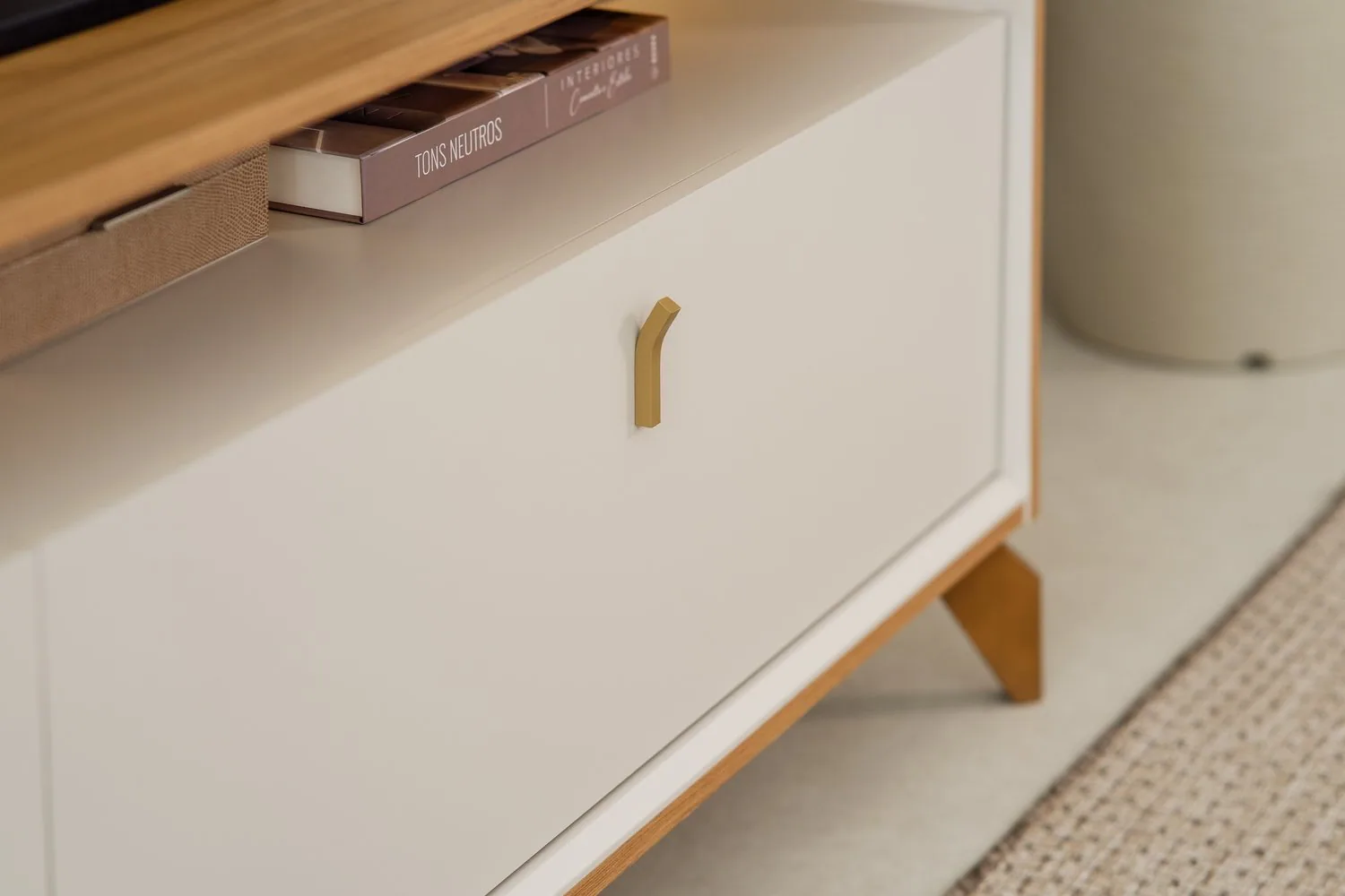 Rack até 75″ Dubai 1.8 Tauari/Off White Fosco – LINEA BRASIL