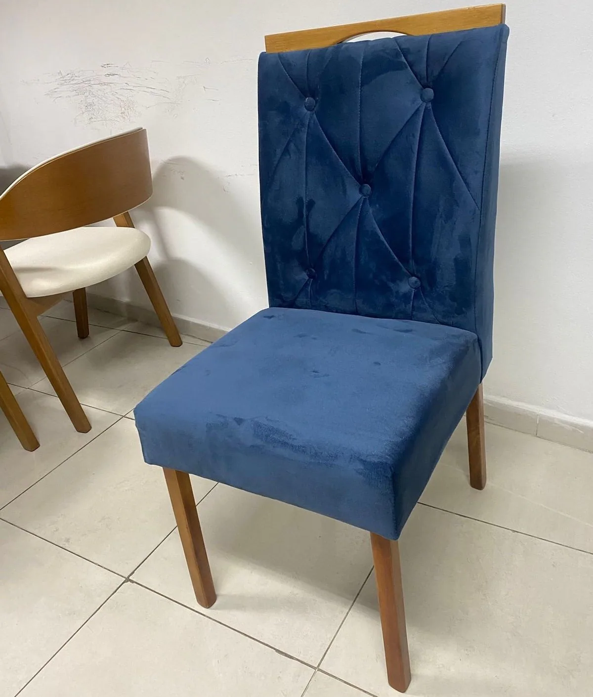 Mesa Salinas/Helô/Los Angeles 90 Cinamomo/Off White com 4 Cadeiras Yasmim Veludo Azul – CEL MÓVEIS + KM DECOR