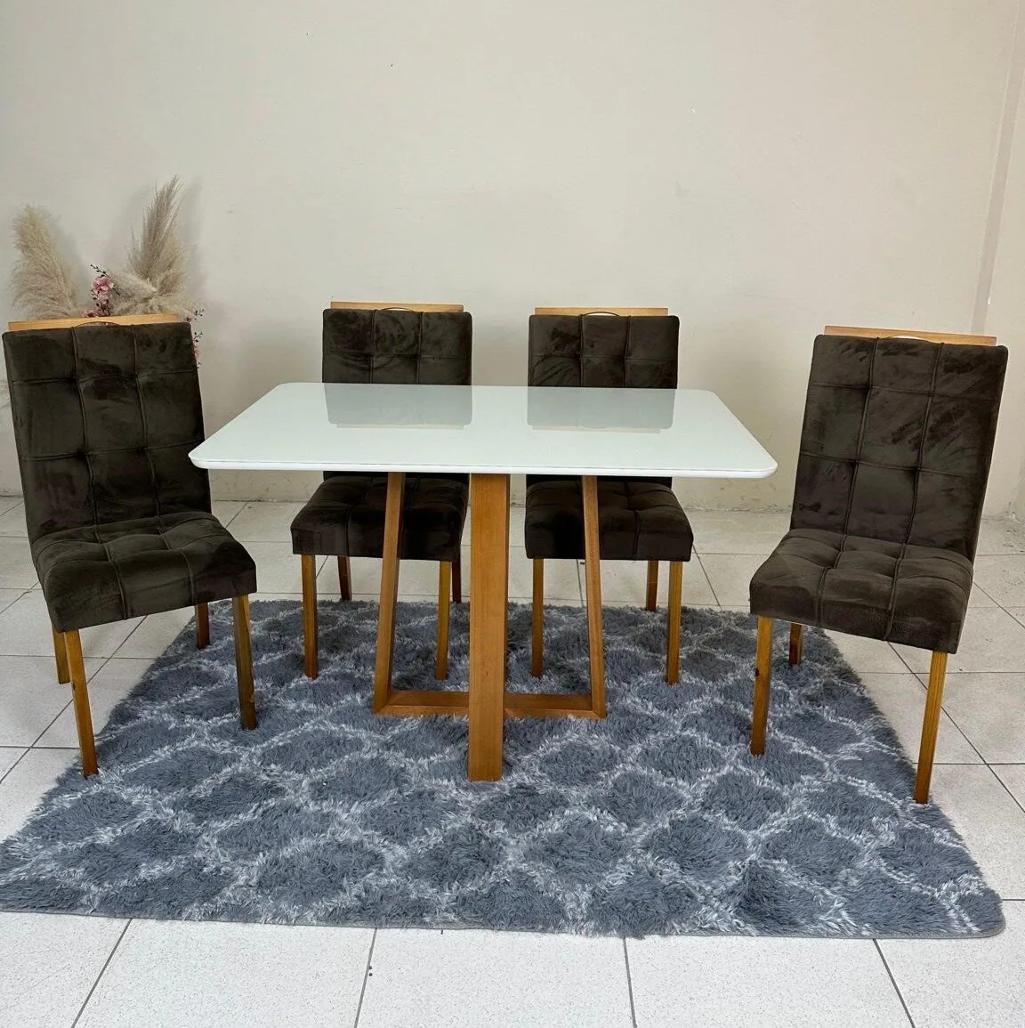 Mesa Pedro 120 Mel/Off White com 4 Cadeiras Sophia Veludo Marrom – ART ASSENTOS + WM DECOR