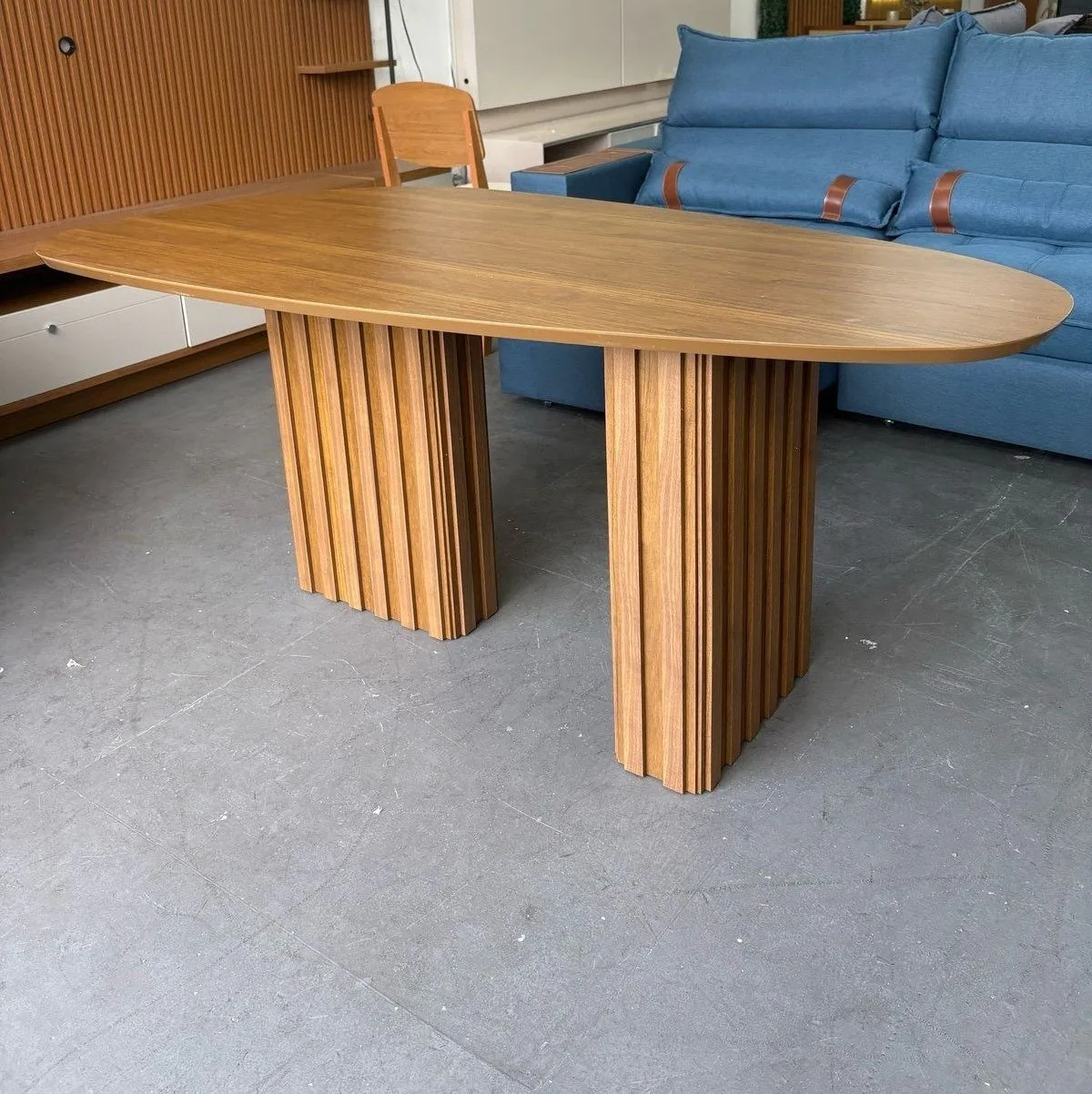 Mesa Isis 180 Freijó com 6 Cadeiras Sophia Veludo Azul – LEIFER + WM DECOR