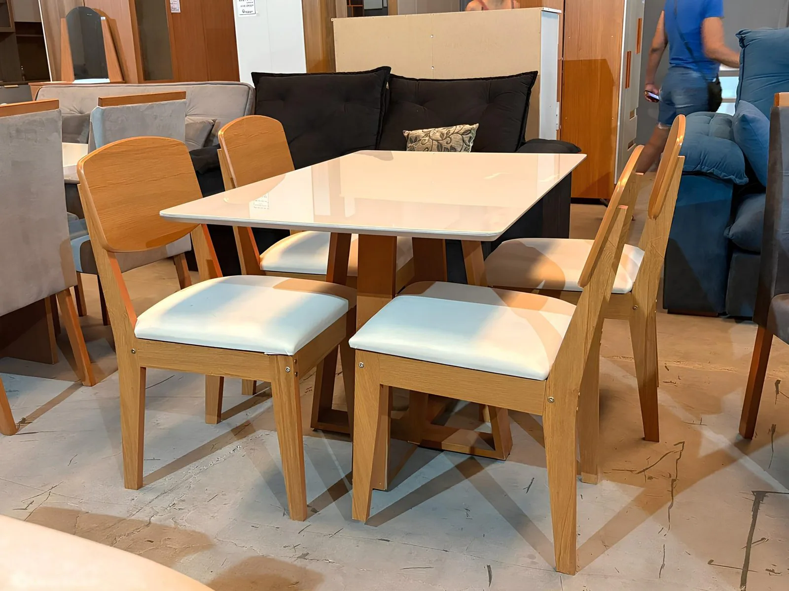 Mesa Pedro 90 Mel/Off White com 4 Cadeiras Havana Veludo Creme – ART ASSENTOS + RUFATO