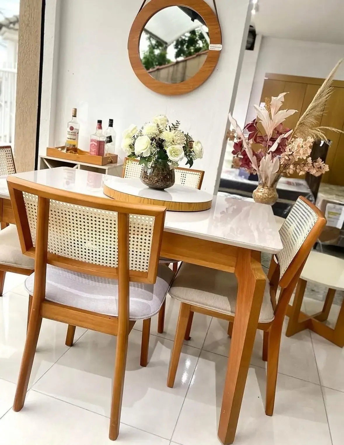 Mesa Alegra com 4 Cadeiras Lívia — Conjunto Sala de Jantar Moderno